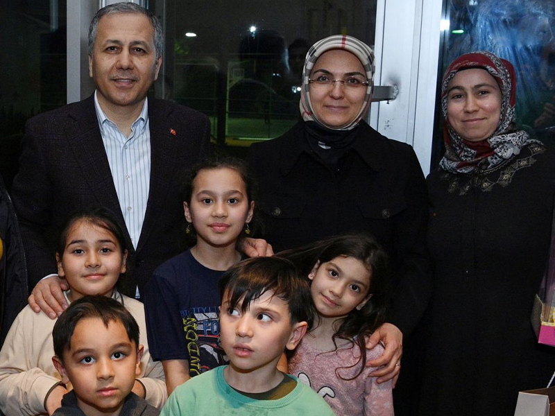 Vali Yerlikaya, Depremzedeler İle İftarda Bir Araya Geldi