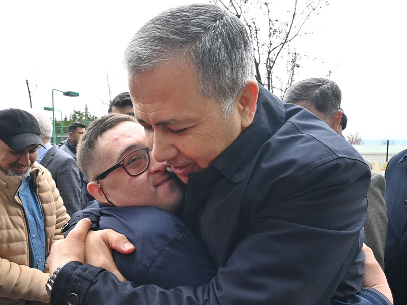 Vali Yerlikaya, Depremzedeleri Ziyaret Etti