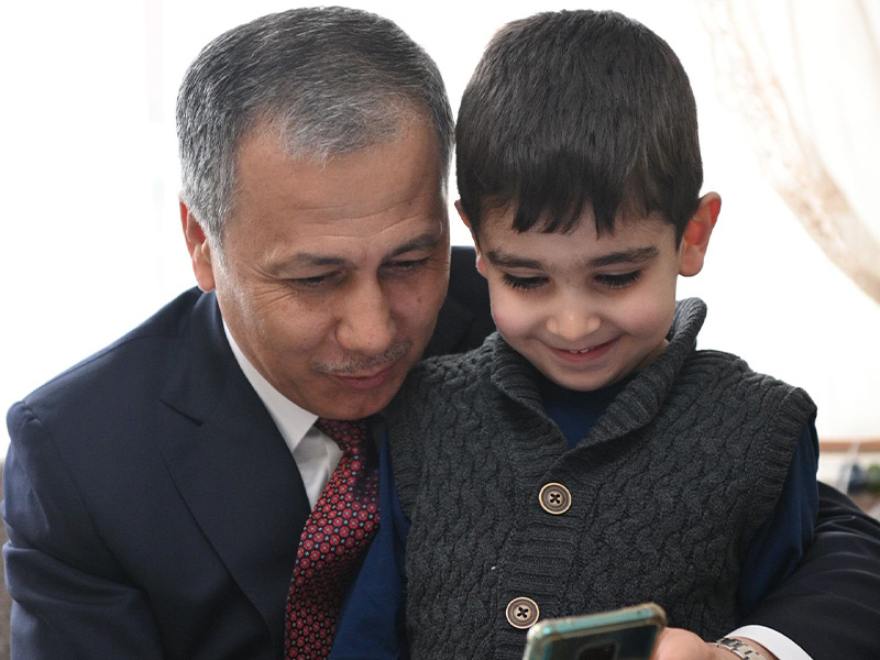 Vali Yerlikaya, Şehit Ailesini Ziyaret Etti